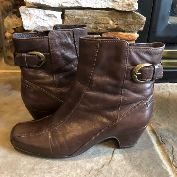 clarks short leather boots